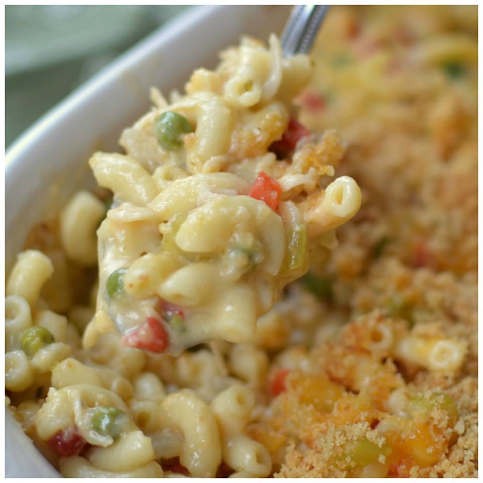 EASY CHEESY CHICKEN MAC AND CHEESE CASSEROLE
