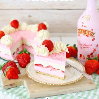 Baileys Strawberries and Cream Cheesecake