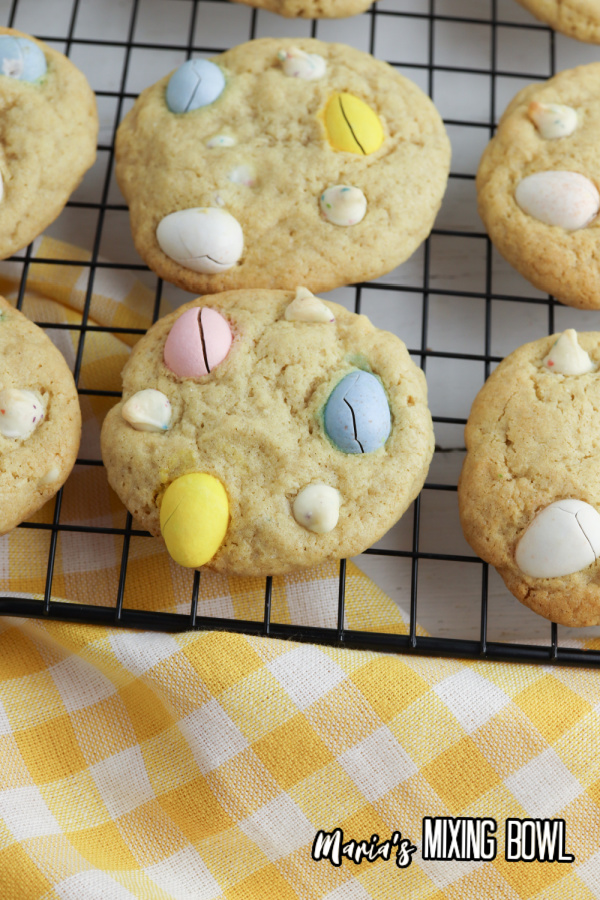 Cookies with chocolate eggs on a black rack