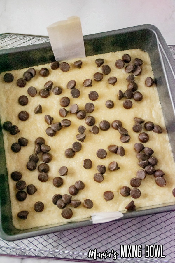 Chocolate chips topping crust