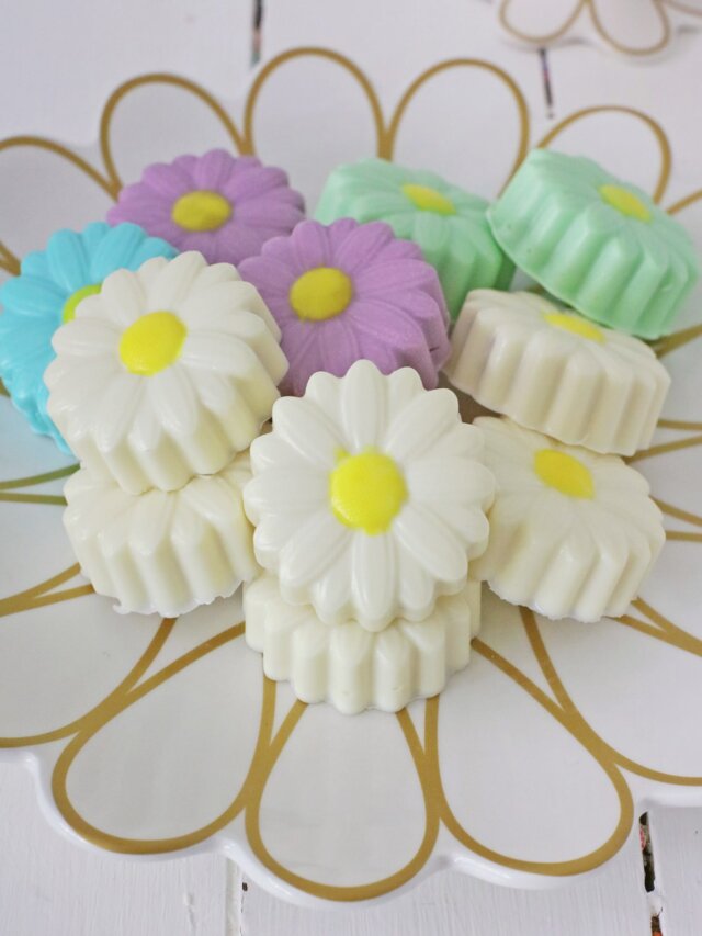 daisy oreo white chocolate covered oreos on a plate.