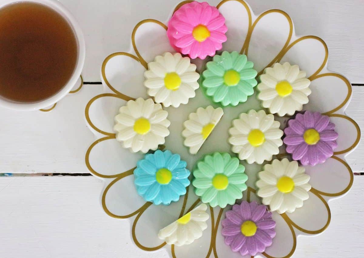 daisy oreo white chocolate covered oreos on a plate.