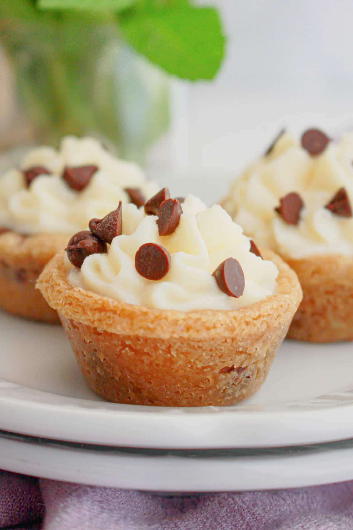 three cannoli cookie cups on plate.