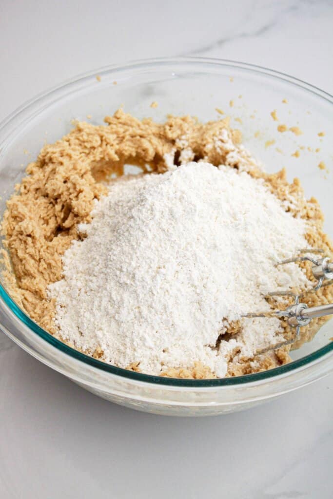 dry ingredients to be mixed into wed ingredients in a glass mixing bowl.