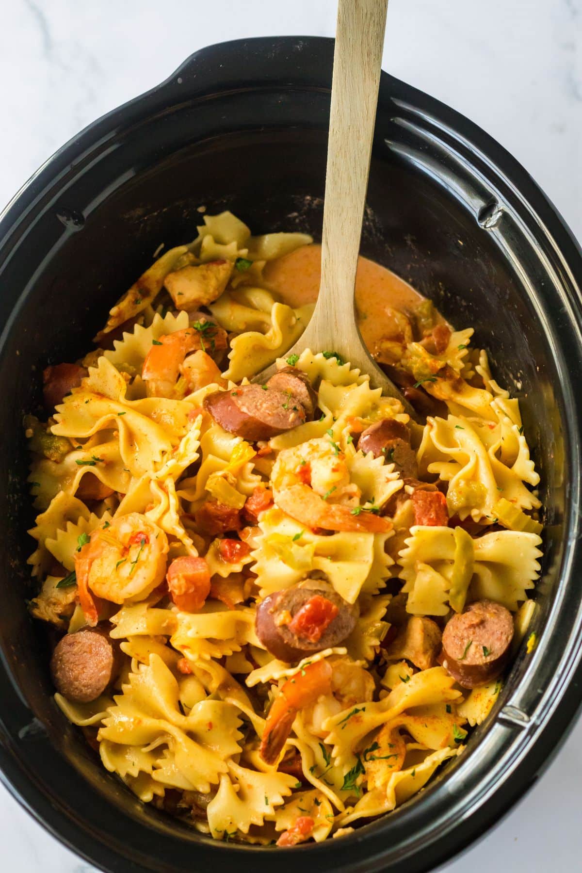 Slow cooker full of cooked jambalaya.