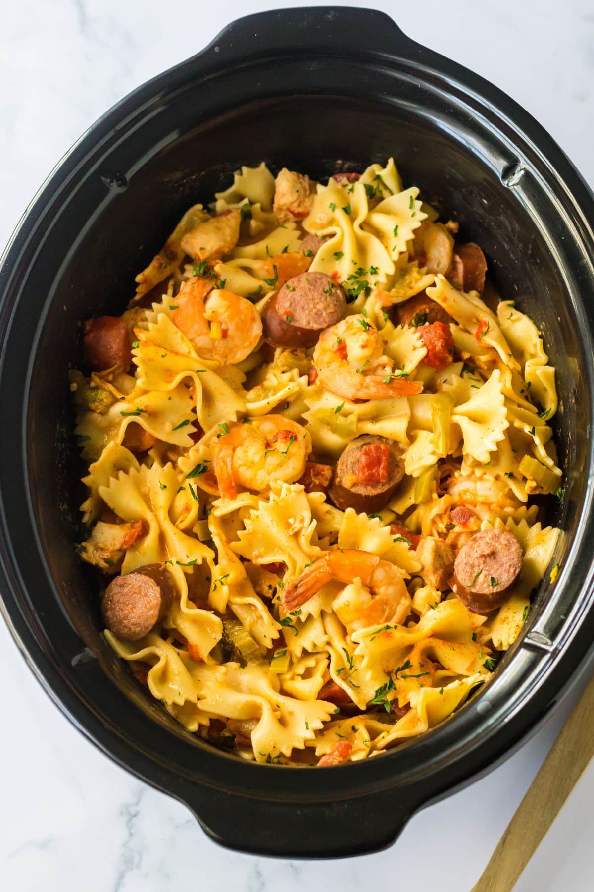 Slow cooker full of cooked jambalaya.