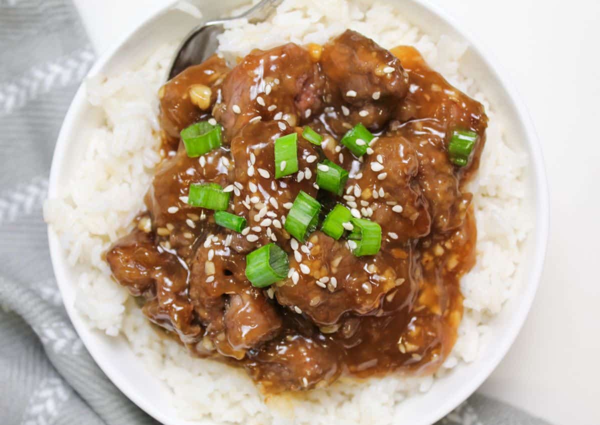 Bowl of rice and teriyaki flank steak.