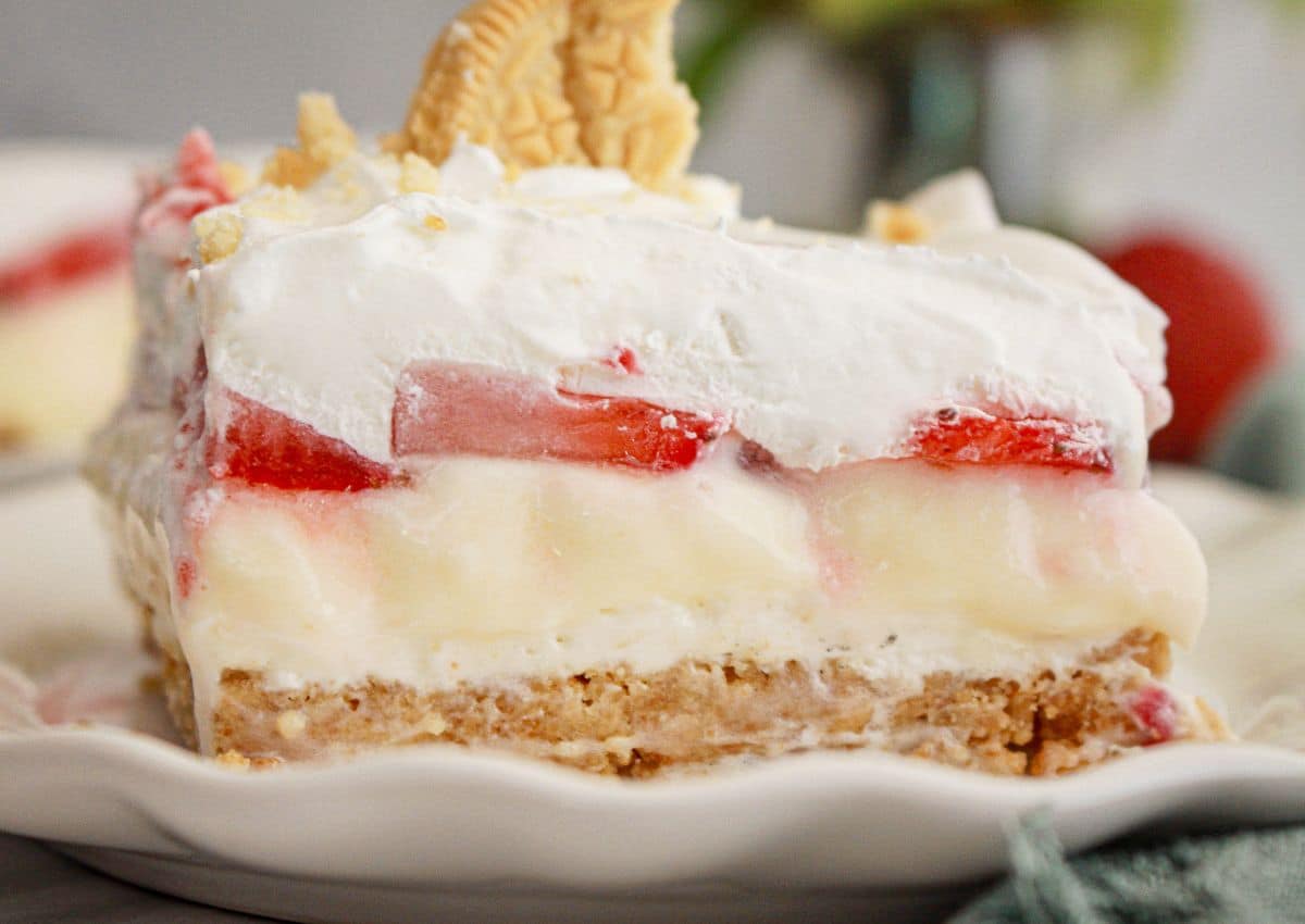 Slice of strawberry cheesecake lush on a plate.