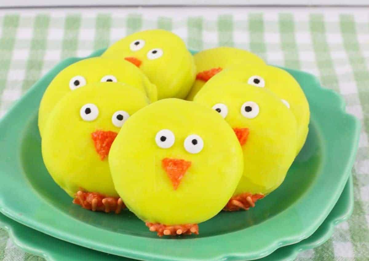 Easter chick oreos on a green plate.