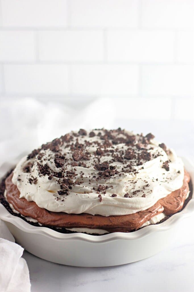 Pie plate full of no bake oreo pie.