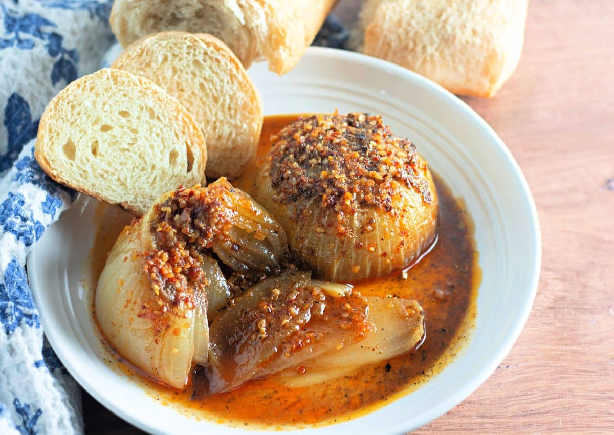 Onion boil in a white plate with slices of bread.