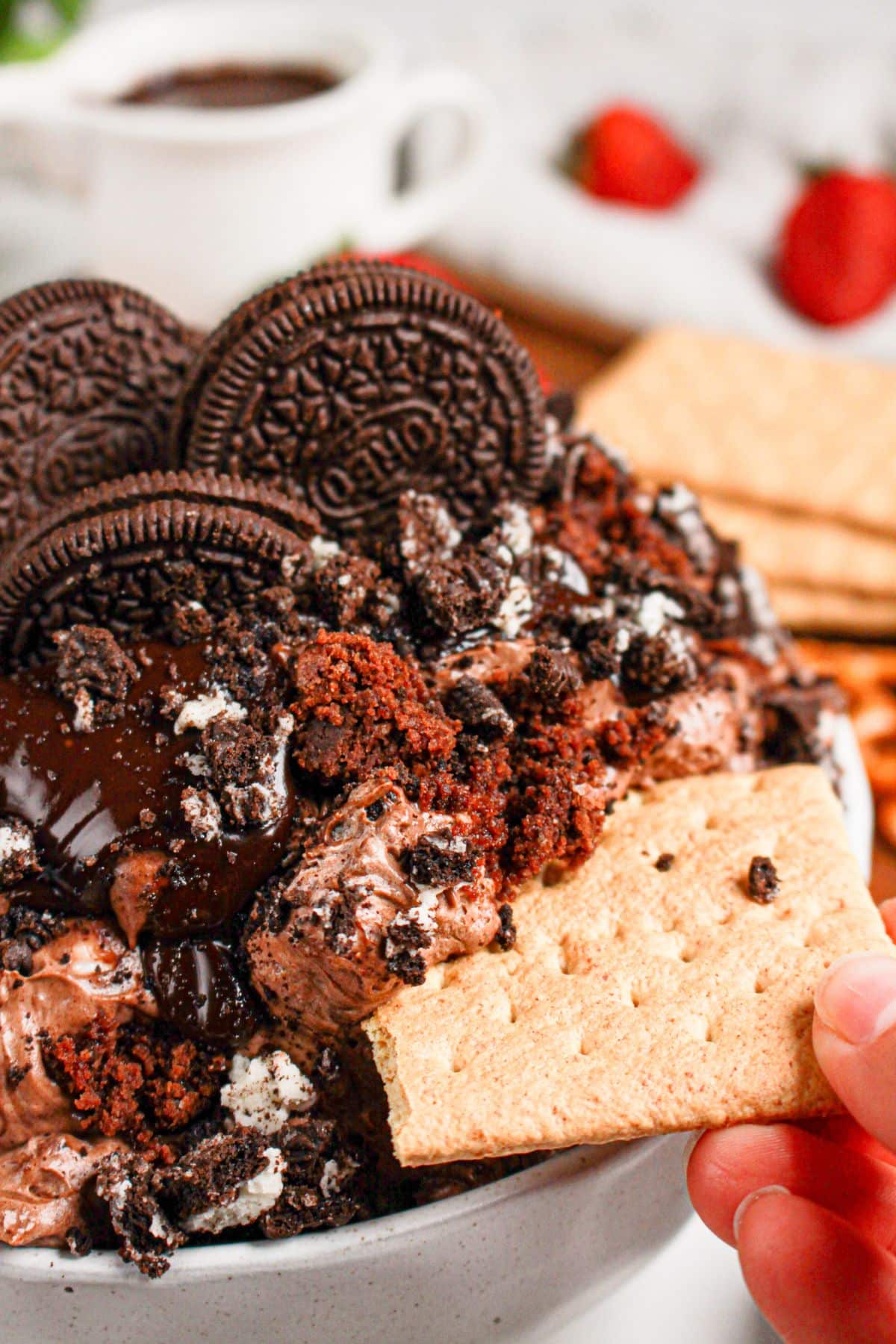 Graham cracker getting a scoop of Oreo fluff.