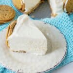 Slice of oatmeal cheesecake on a plate.
