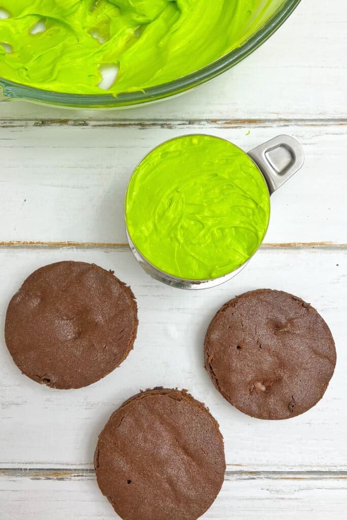 Batter being spread on top of brownies.