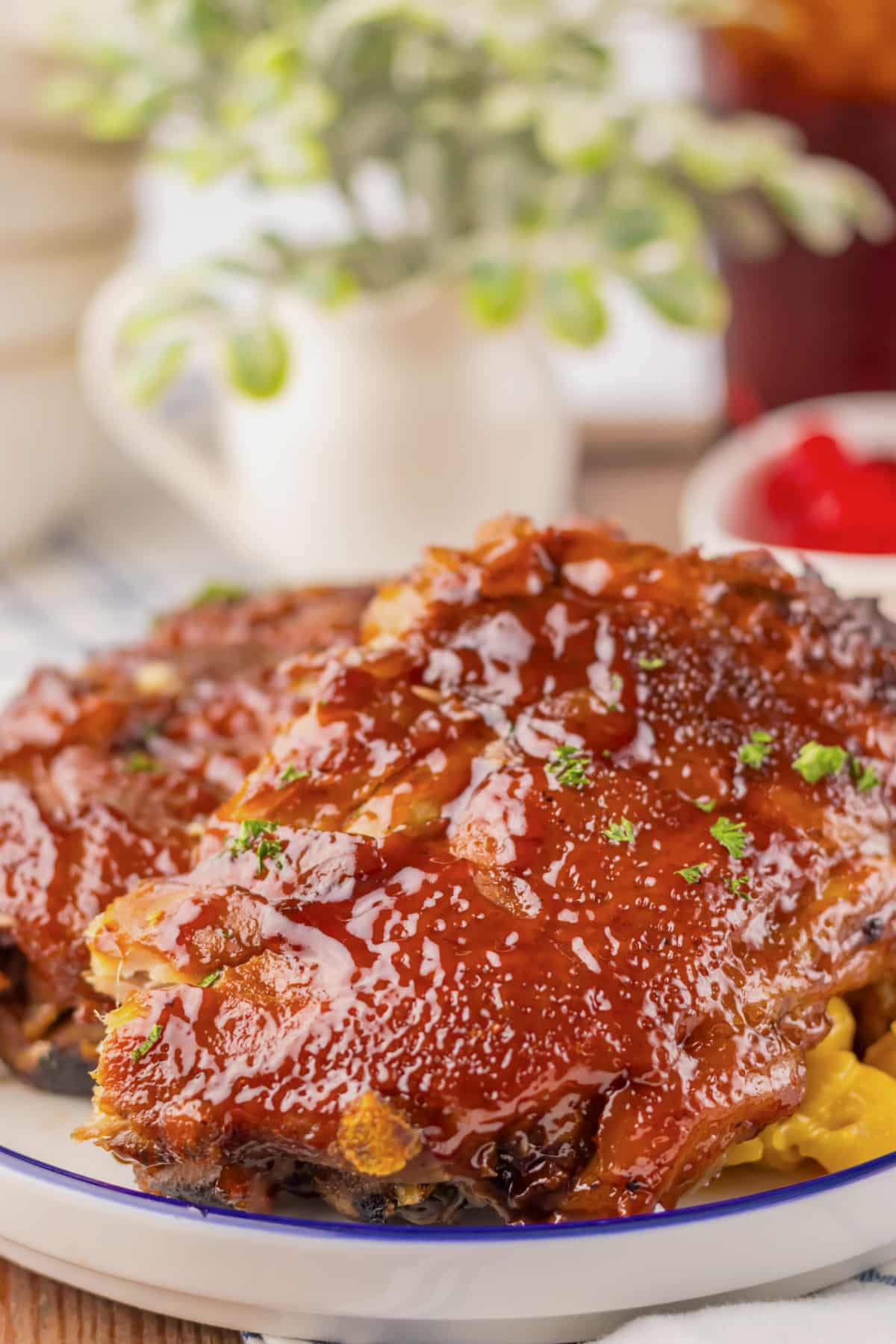 Ribs on a plate with mac and cheese.