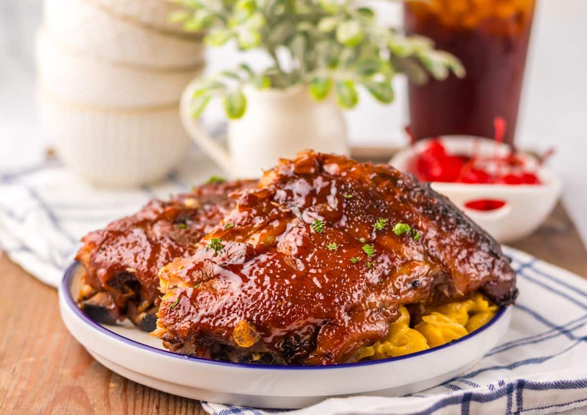 Ribs on a plate with mac and cheese.