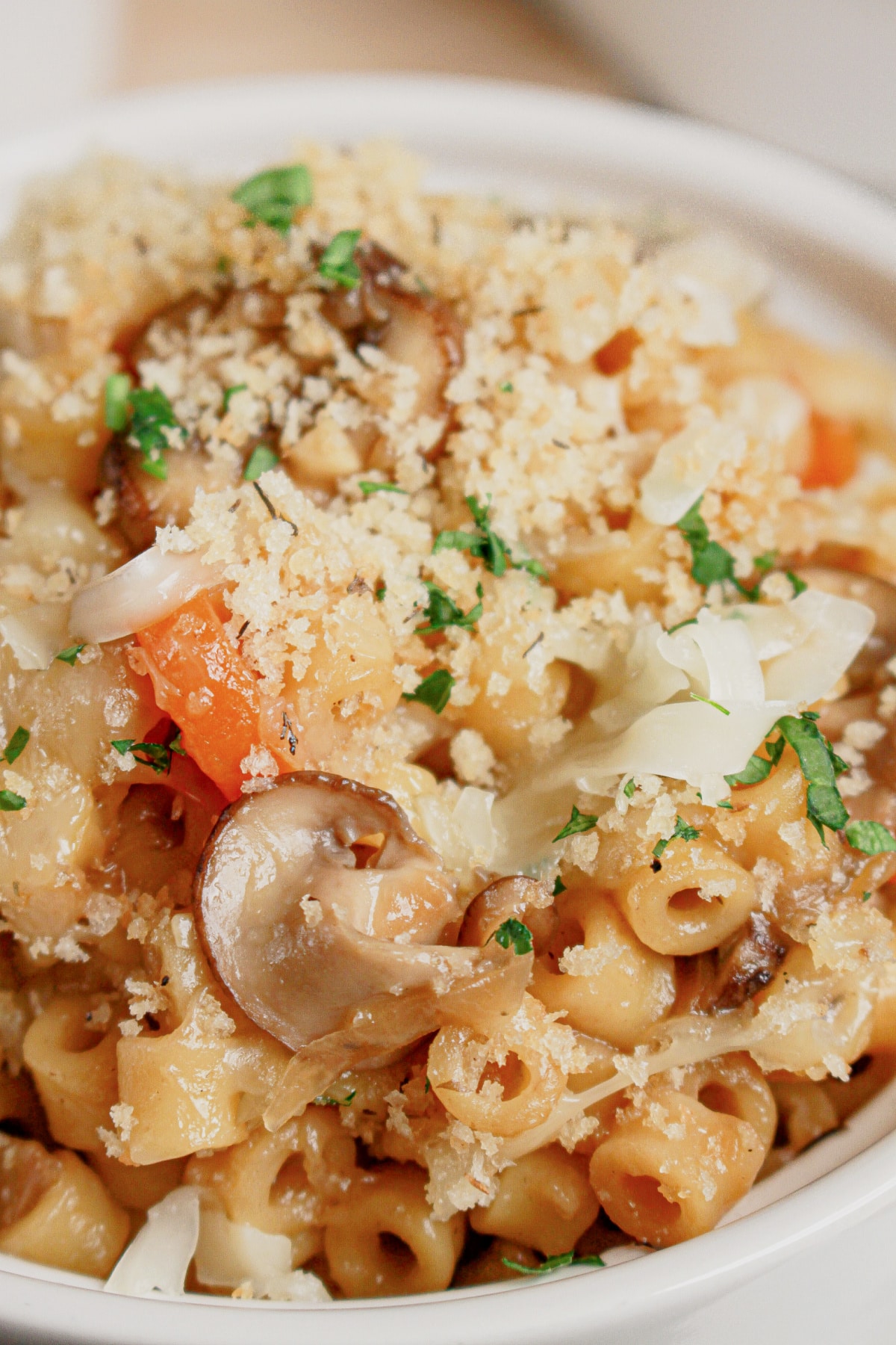 Bowl full of french onion pasta.