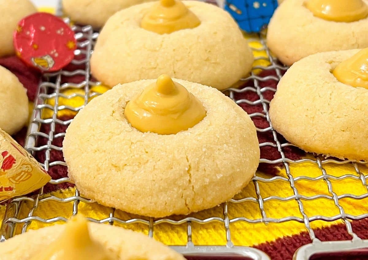 Butterbeer blossom cookies on a cooling rack.