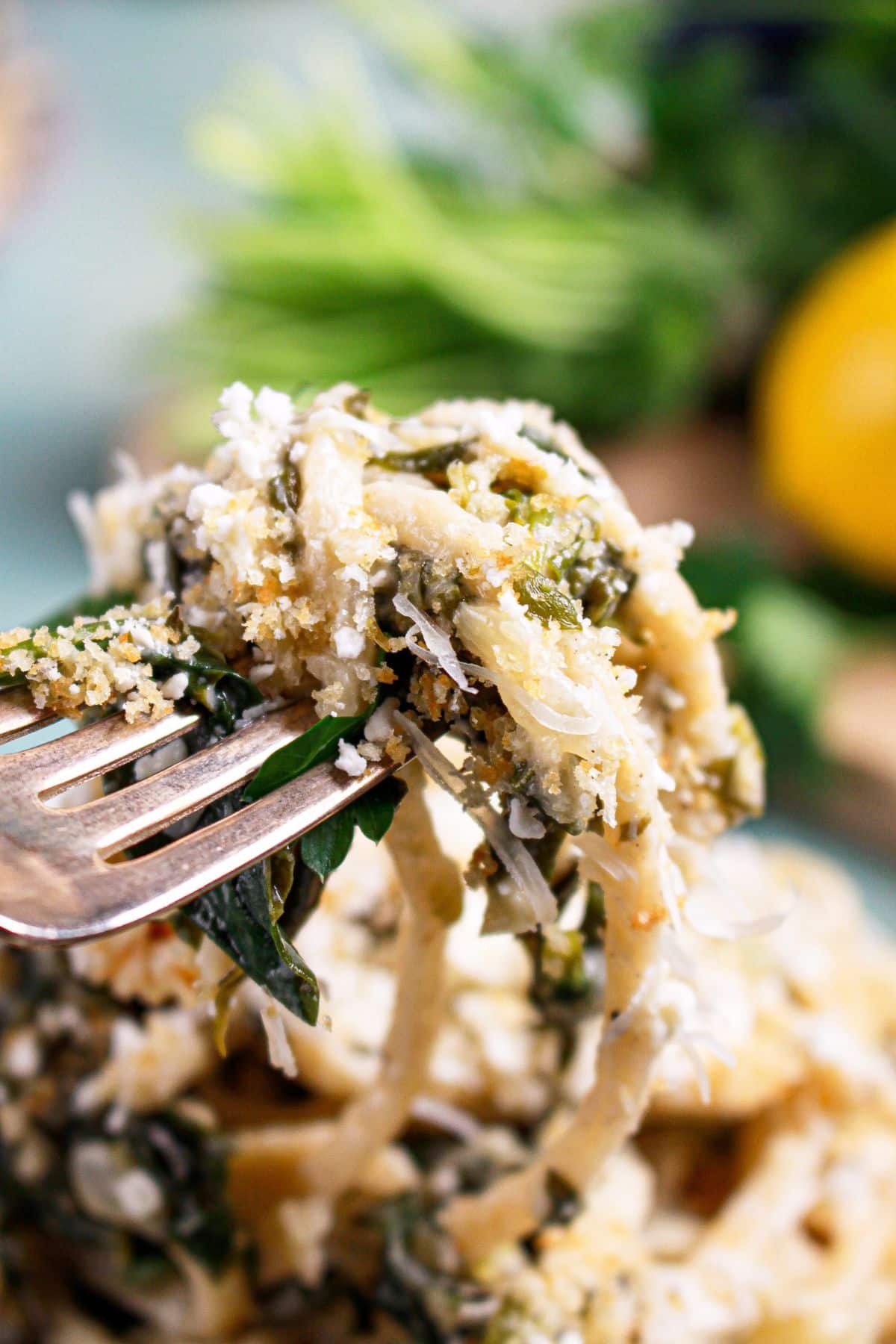 Bite of spanakopita pasta on a fork.