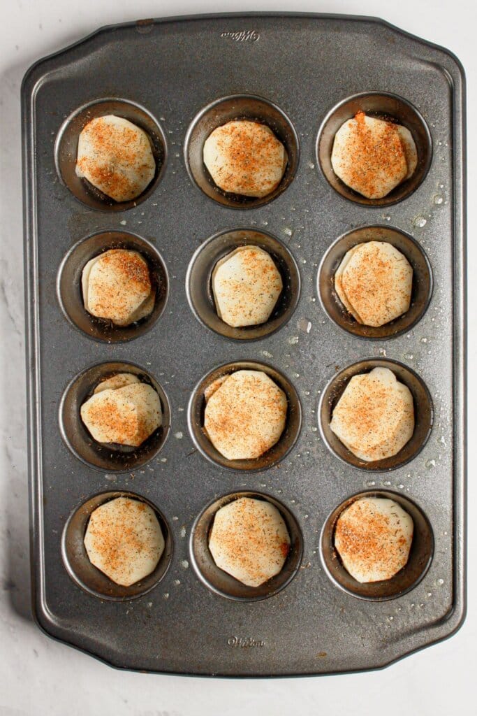 Seasoning be sprinkled into muffin pan.